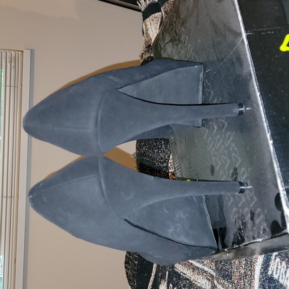 Black suede pumps - Picture 4 of 4